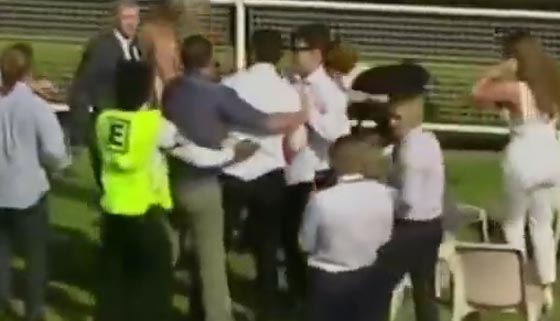 ضيوف حفل خاص يخوضون خناقة ساخنة.. شاهدهم صورة رقم 5