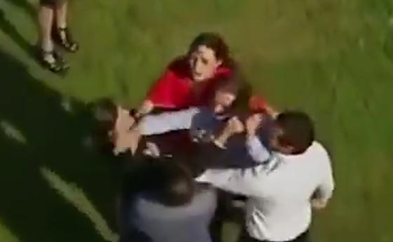 ضيوف حفل خاص يخوضون خناقة ساخنة.. شاهدهم صورة رقم 2