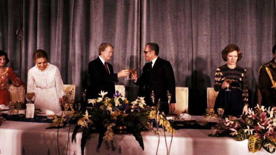 سري.. الخميني طمأن امريكا بعدم قطع النفط عنها واقام علاقة ودية معها صورة رقم 13