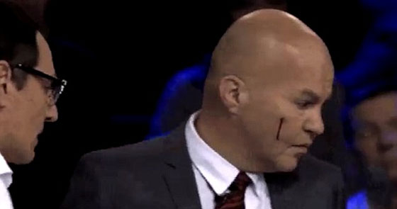 فيديو مثير.. صحفي يوجه عدة لكمات لمحلل سياسي في الاستوديو صورة رقم 1