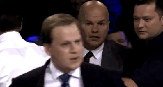 فيديو مثير.. صحفي يوجه عدة لكمات لمحلل سياسي في الاستوديو صورة رقم 2