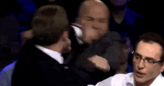 فيديو مثير.. صحفي يوجه عدة لكمات لمحلل سياسي في الاستوديو صورة رقم 3