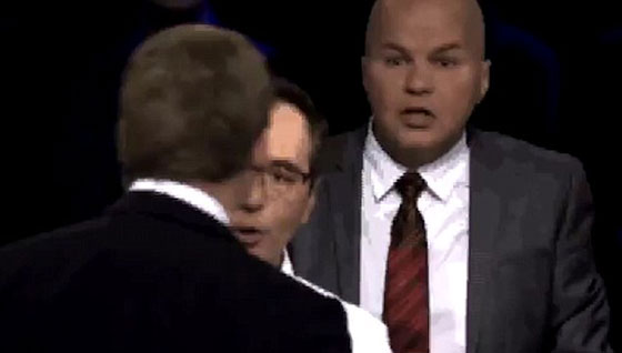 فيديو مثير.. صحفي يوجه عدة لكمات لمحلل سياسي في الاستوديو صورة رقم 4