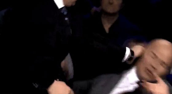 فيديو مثير.. صحفي يوجه عدة لكمات لمحلل سياسي في الاستوديو صورة رقم 5