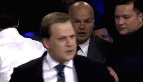 فيديو مثير.. صحفي يوجه عدة لكمات لمحلل سياسي في الاستوديو صورة رقم 6