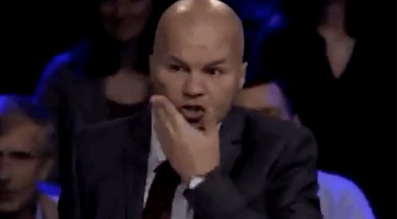 فيديو مثير.. صحفي يوجه عدة لكمات لمحلل سياسي في الاستوديو صورة رقم 7