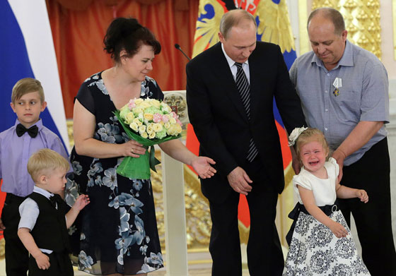  فيديو محرج.. طفلة تخاف من الرئيس بوتين وتبكي وهو يكرمها صورة رقم 1