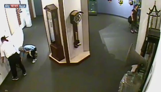 عبث في ساعة اثرية بمتحف فدمرها وهرب.. شاهد الفيديو صورة رقم 1