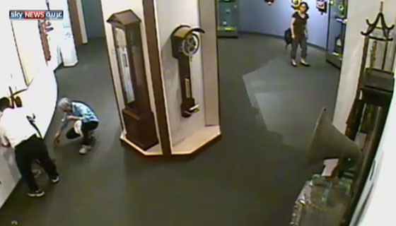 عبث في ساعة اثرية بمتحف فدمرها وهرب.. شاهد الفيديو صورة رقم 2