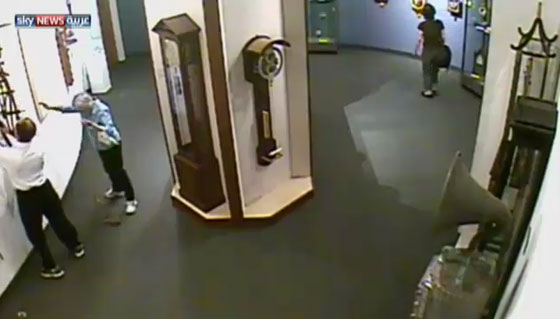 عبث في ساعة اثرية بمتحف فدمرها وهرب.. شاهد الفيديو صورة رقم 4