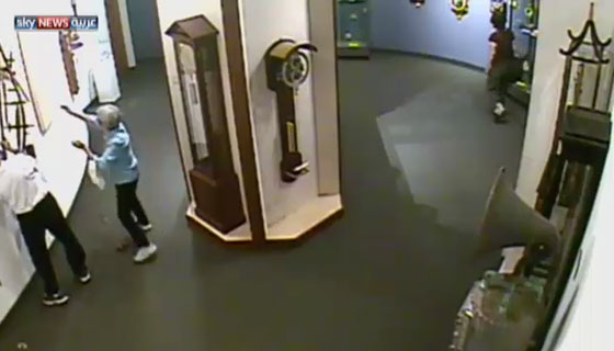 عبث في ساعة اثرية بمتحف فدمرها وهرب.. شاهد الفيديو صورة رقم 5