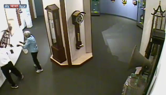 عبث في ساعة اثرية بمتحف فدمرها وهرب.. شاهد الفيديو صورة رقم 8