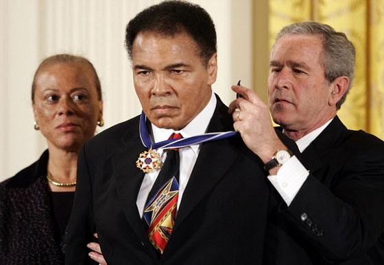 لكمة وجهها محمد علي كلاي لترامب بسبب موقفه من المسلمين صورة رقم 17