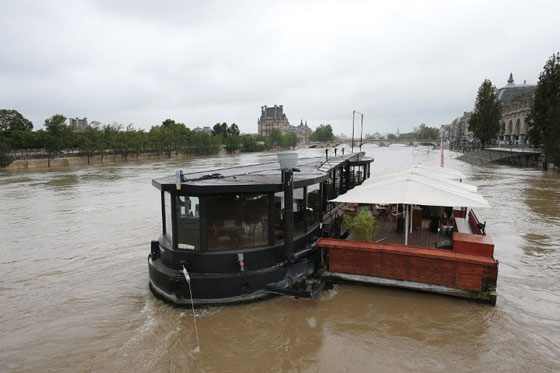  من ينقذ الموناليزا واللوفر؟! متاحف باريس تغرق بمياه الفيضانات صورة رقم 19