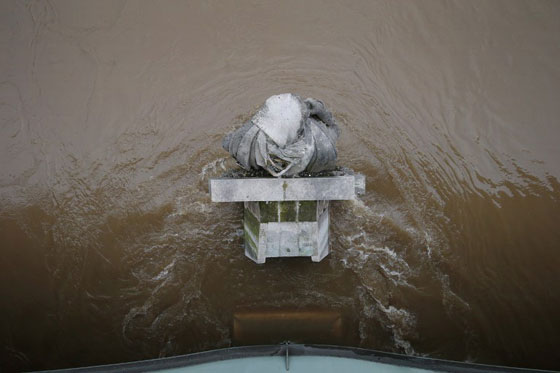  من ينقذ الموناليزا واللوفر؟! متاحف باريس تغرق بمياه الفيضانات صورة رقم 20