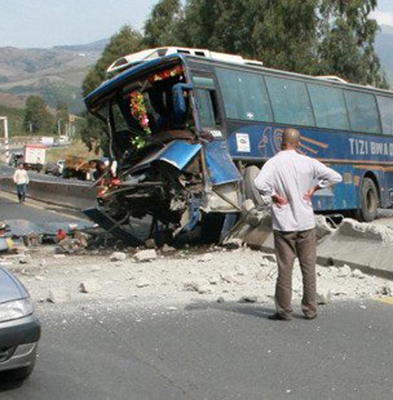  33 قتيلا و22 جريحا في تصادم بين شاحنة وحافلة في الجزائر صورة رقم 3