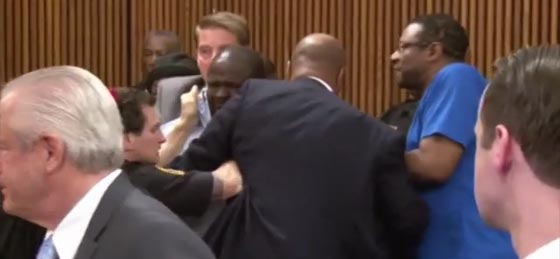  فيديو مثير.. اب يقفز كالطائر على قاتل ابنته في قاعة المحكمة صورة رقم 1