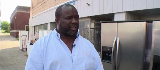  فيديو مثير.. اب يقفز كالطائر على قاتل ابنته في قاعة المحكمة صورة رقم 2