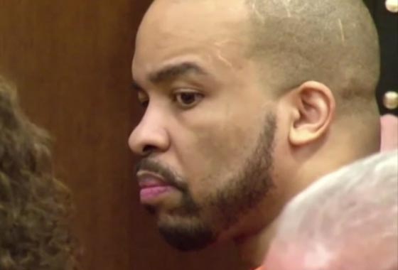  فيديو مثير.. اب يقفز كالطائر على قاتل ابنته في قاعة المحكمة صورة رقم 3