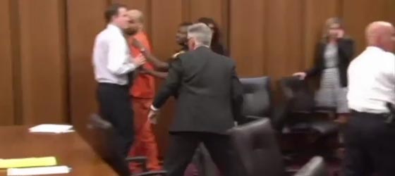  فيديو مثير.. اب يقفز كالطائر على قاتل ابنته في قاعة المحكمة صورة رقم 4