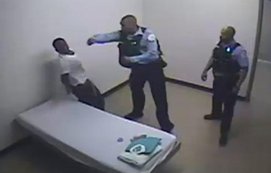 فيديو يدين شرطة شيكاغو ويورطها في حادث اطلاق على اسود اعزل!! صورة رقم 4