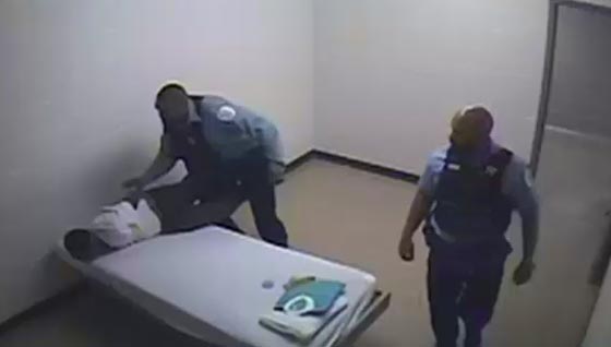 فيديو يدين شرطة شيكاغو ويورطها في حادث اطلاق على اسود اعزل!! صورة رقم 5