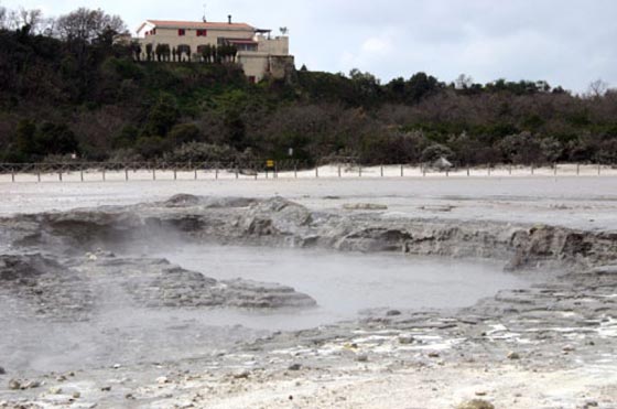 اهالي مدينة يتعايشون مع ثلاثين بركانا..تعلم منهم صورة رقم 2 اهالي مدينة يتعايشون مع ثلاثين بركانا..تعلم منهم صورة رقم 2