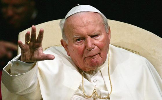 سرقة ثوب للبابا يوحنا بولس الثاني وعليه بقعة دم صورة رقم 3 سرقة ثوب للبابا يوحنا بولس الثاني وعليه بقعة دم صورة رقم 3