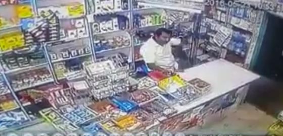 فيديو مثير.. عصابة افريقية تنفذ عملية سطو على محل تجاري بجدة صورة رقم 1