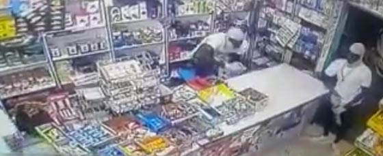 فيديو مثير.. عصابة افريقية تنفذ عملية سطو على محل تجاري بجدة صورة رقم 2