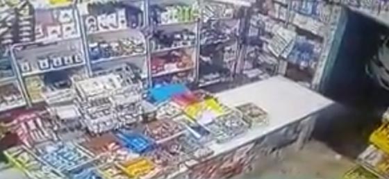 فيديو مثير.. عصابة افريقية تنفذ عملية سطو على محل تجاري بجدة صورة رقم 3