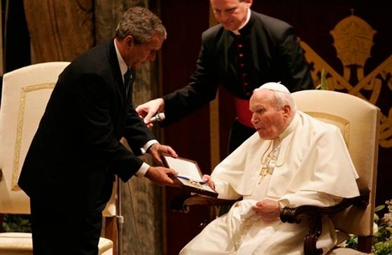 سرقة ثوب للبابا يوحنا بولس الثاني وعليه بقعة دم صورة رقم 1 سرقة ثوب للبابا يوحنا بولس الثاني وعليه بقعة دم صورة رقم 1