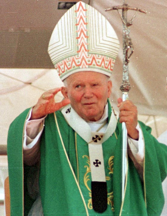 سرقة ثوب للبابا يوحنا بولس الثاني وعليه بقعة دم صورة رقم 4 سرقة ثوب للبابا يوحنا بولس الثاني وعليه بقعة دم صورة رقم 4