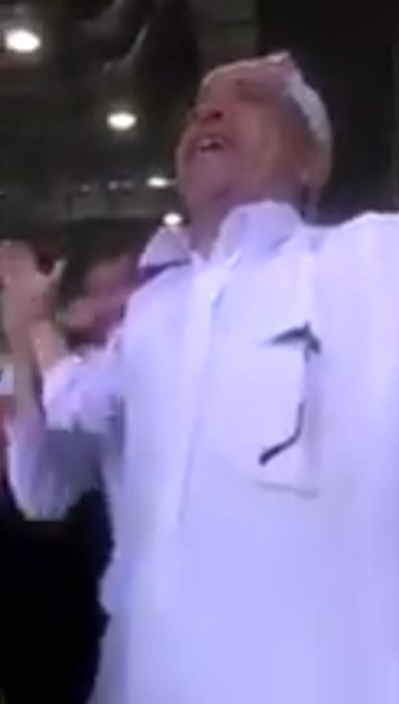  فيديو مؤثر.. معتمر مصري يطلق صرخات الشكر لله على استعادة بصره صورة رقم 2