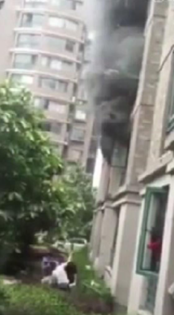 اب شجاع يخلص طفله ونفسه من حريق في الطابق الثالث.. شاهد صورة رقم 1 اب شجاع يخلص طفله ونفسه من حريق في الطابق الثالث.. شاهد صورة رقم 1