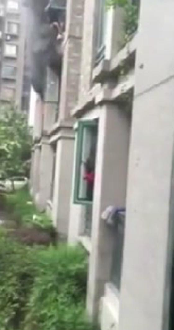 اب شجاع يخلص طفله ونفسه من حريق في الطابق الثالث.. شاهد صورة رقم 2 اب شجاع يخلص طفله ونفسه من حريق في الطابق الثالث.. شاهد صورة رقم 2