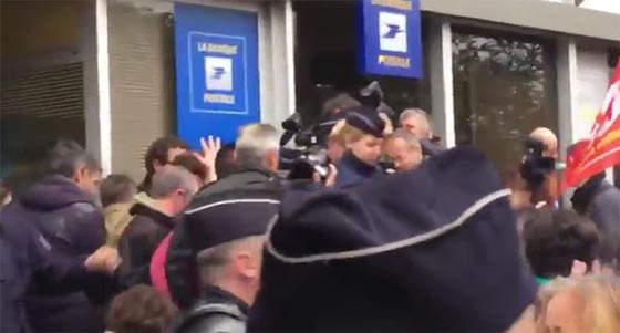 متظاهرون يرشقون وزيرا فرنسيا بالبيض.. فماذا قال لهم؟! صورة رقم 1 متظاهرون يرشقون وزيرا فرنسيا بالبيض.. فماذا قال لهم؟! صورة رقم 1