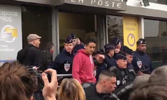 متظاهرون يرشقون وزيرا فرنسيا بالبيض.. فماذا قال لهم؟! صورة رقم 2 متظاهرون يرشقون وزيرا فرنسيا بالبيض.. فماذا قال لهم؟! صورة رقم 2