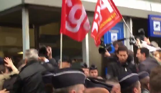 متظاهرون يرشقون وزيرا فرنسيا بالبيض.. فماذا قال لهم؟! صورة رقم 3 متظاهرون يرشقون وزيرا فرنسيا بالبيض.. فماذا قال لهم؟! صورة رقم 3