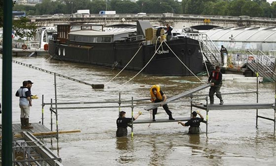  فيضانات باريس تعيد الى الذاكرة غرق المدينة شهرا كاملا عام 1910 صورة رقم 8