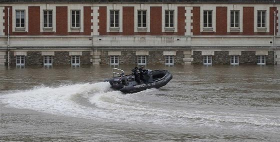  فيضانات باريس تعيد الى الذاكرة غرق المدينة شهرا كاملا عام 1910 صورة رقم 9