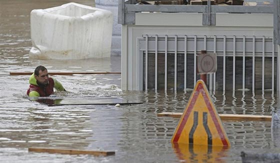  فيضانات باريس تعيد الى الذاكرة غرق المدينة شهرا كاملا عام 1910 صورة رقم 10