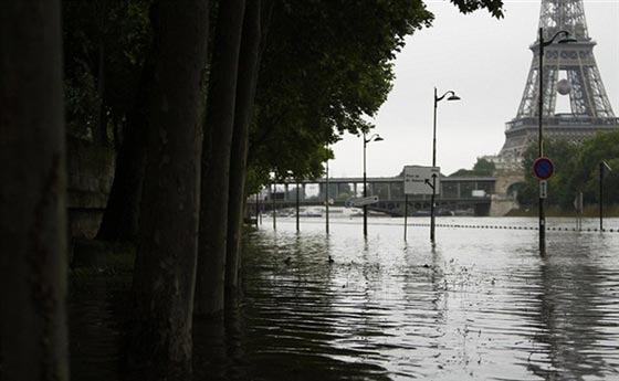  فيضانات باريس تعيد الى الذاكرة غرق المدينة شهرا كاملا عام 1910 صورة رقم 11