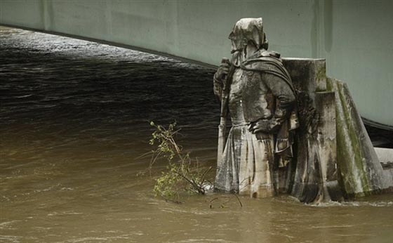  فيضانات باريس تعيد الى الذاكرة غرق المدينة شهرا كاملا عام 1910 صورة رقم 12