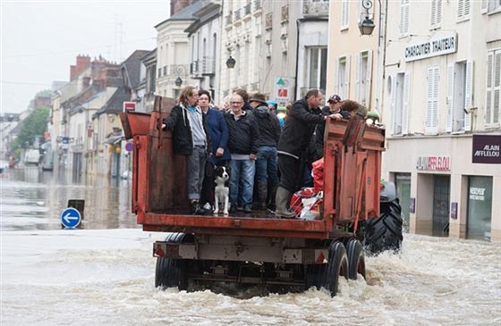 فيضانات باريس تعيد الى الذاكرة غرق المدينة شهرا كاملا عام 1910 صورة رقم 13