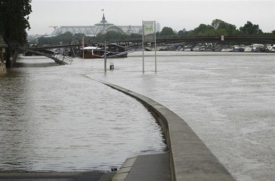  فيضانات باريس تعيد الى الذاكرة غرق المدينة شهرا كاملا عام 1910 صورة رقم 14