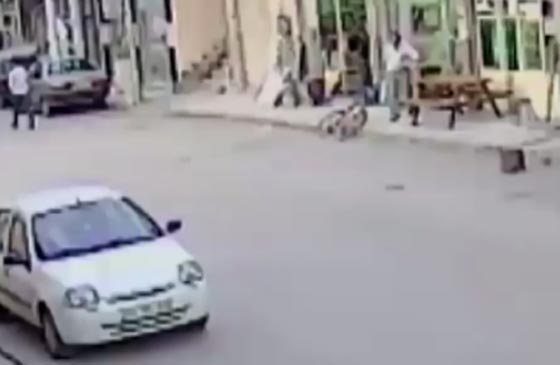 شاهد كيف انقذت دراجة نارية طفلة من الموت المحقق باعجوبة اسطورية صورة رقم 1 شاهد كيف انقذت دراجة نارية طفلة من الموت المحقق باعجوبة اسطورية صورة رقم 1