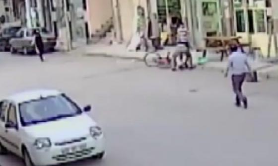 شاهد كيف انقذت دراجة نارية طفلة من الموت المحقق باعجوبة اسطورية صورة رقم 2 شاهد كيف انقذت دراجة نارية طفلة من الموت المحقق باعجوبة اسطورية صورة رقم 2