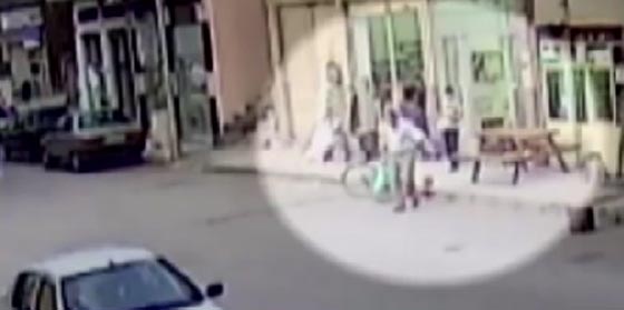 شاهد كيف انقذت دراجة نارية طفلة من الموت المحقق باعجوبة اسطورية صورة رقم 3 شاهد كيف انقذت دراجة نارية طفلة من الموت المحقق باعجوبة اسطورية صورة رقم 3