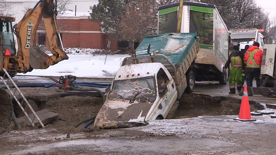 حدث في كندا.. حفرة عملاقة تبتلع شاحنة صورة رقم 2